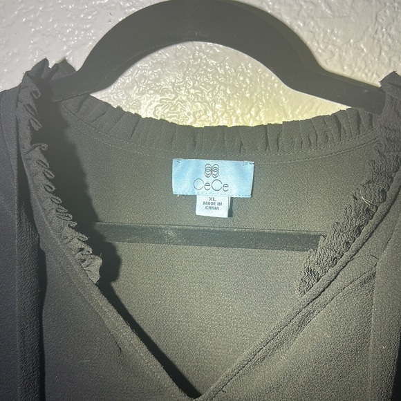 Woman’s CeCe v neck top in black. Size XL. - Picture 2 of 4